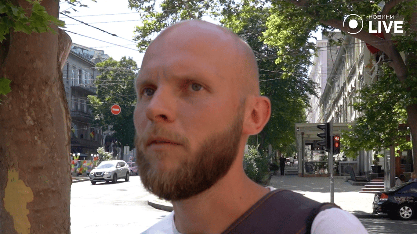 Валерій за те, щоб всі читали конституцію. Фото: Новини.LIVE