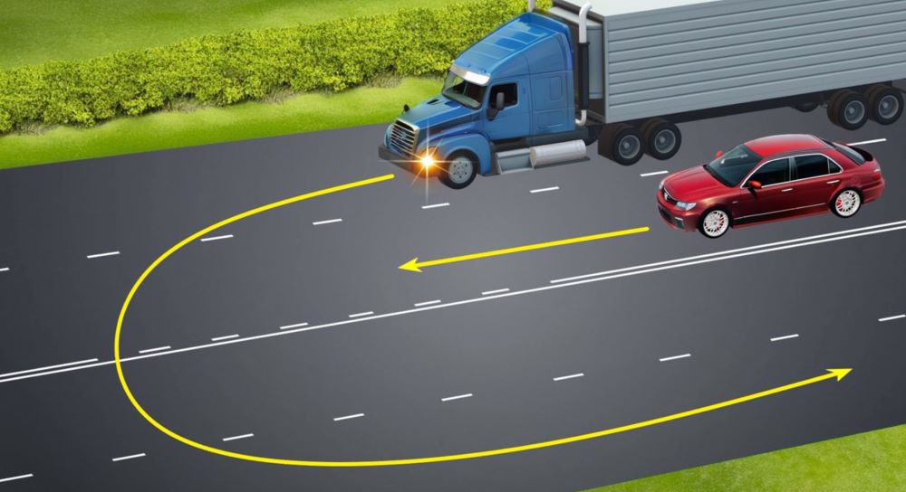 Потенциальная опасность — как за ПДД должны разъехаться легковушка и фура - фото 1