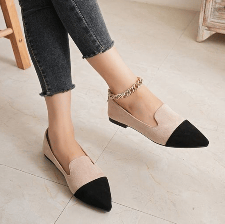 Женщина в черно-бежевых балетках