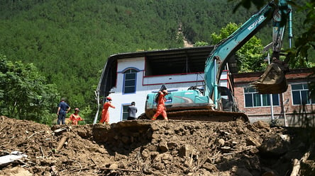 В Китае произошли масштабные наводнения и оползни: есть много погибших - 285x160