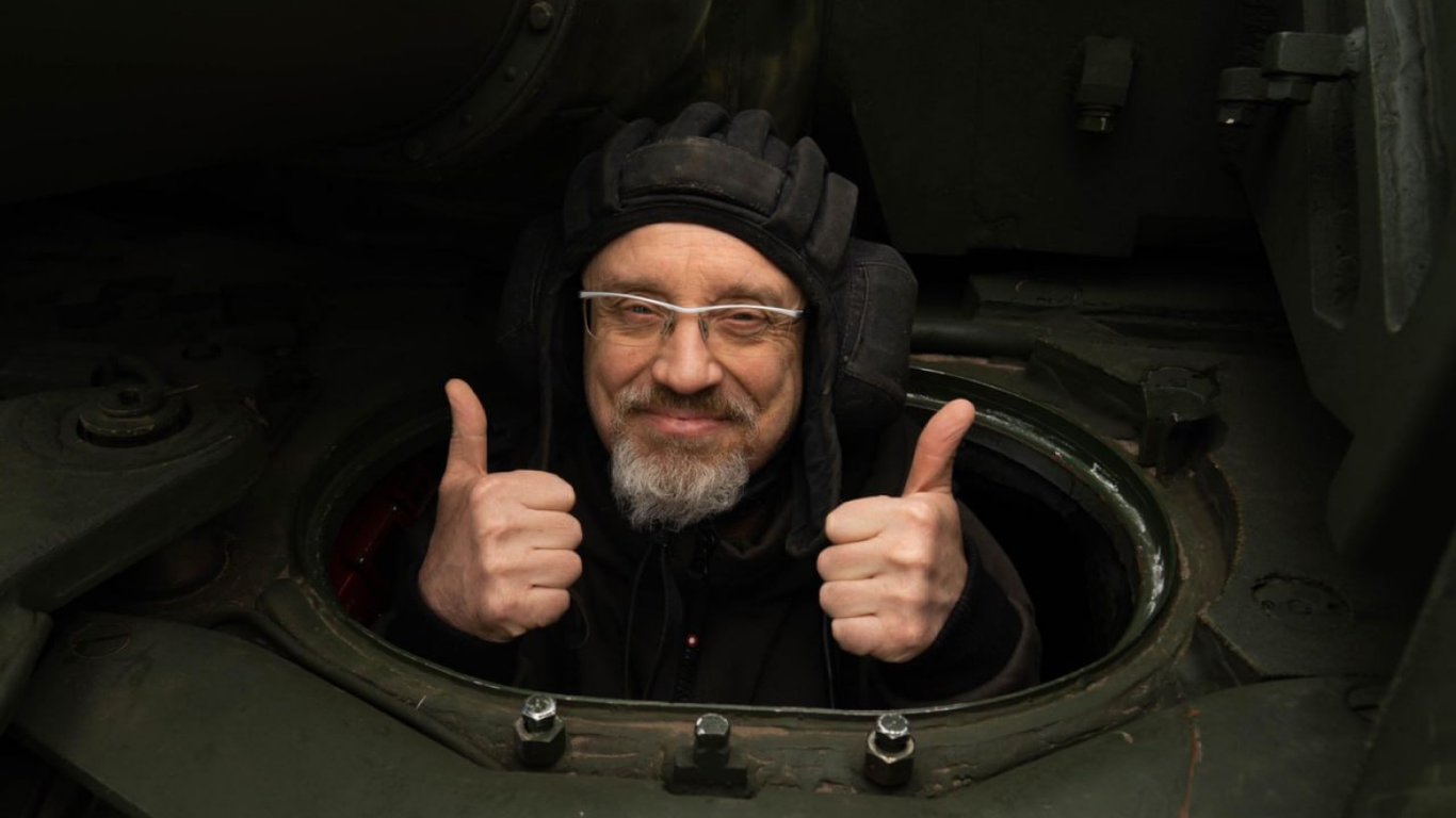 Резніков перевірив і показав українські танки "Оплот"