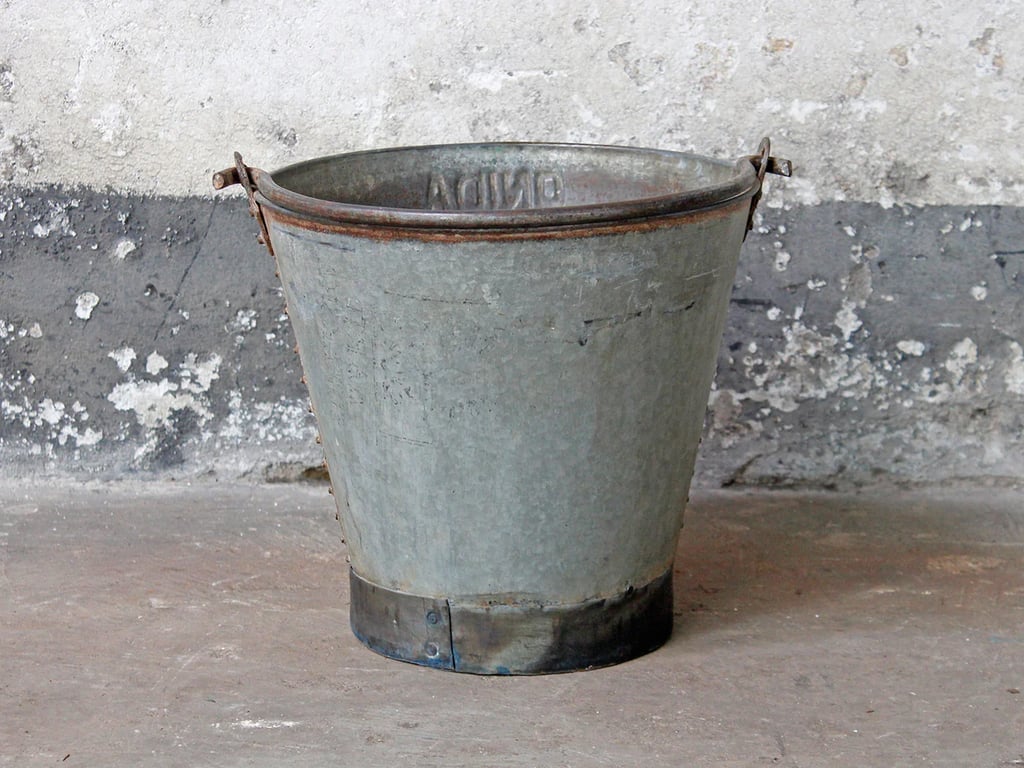 Чому не варто викидати старе відро — вісім корисних лайфхаків