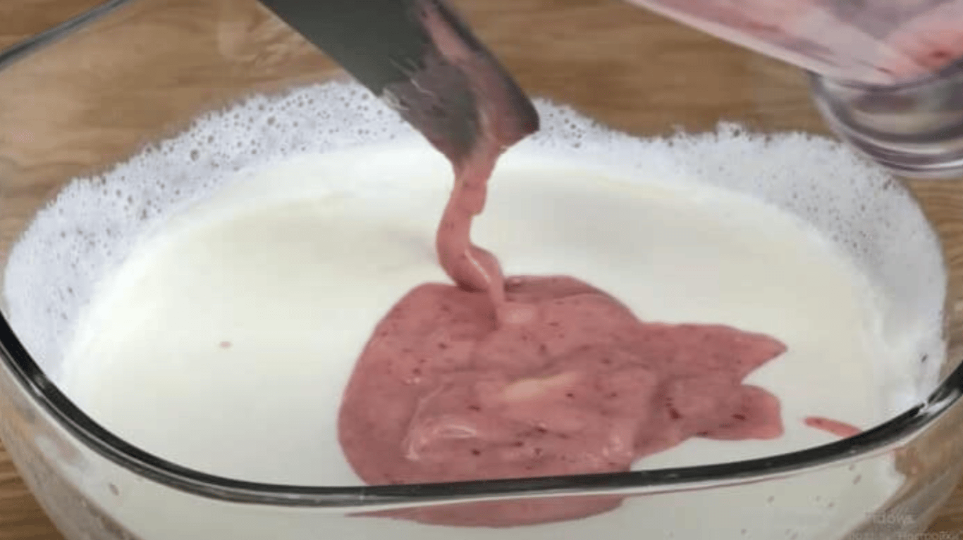 десерт з бананом та полуницею