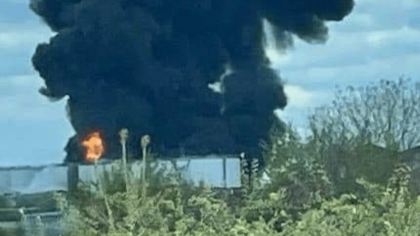 В порту Південний росіяни поцілили в резервуари з олією — тривають пожежі