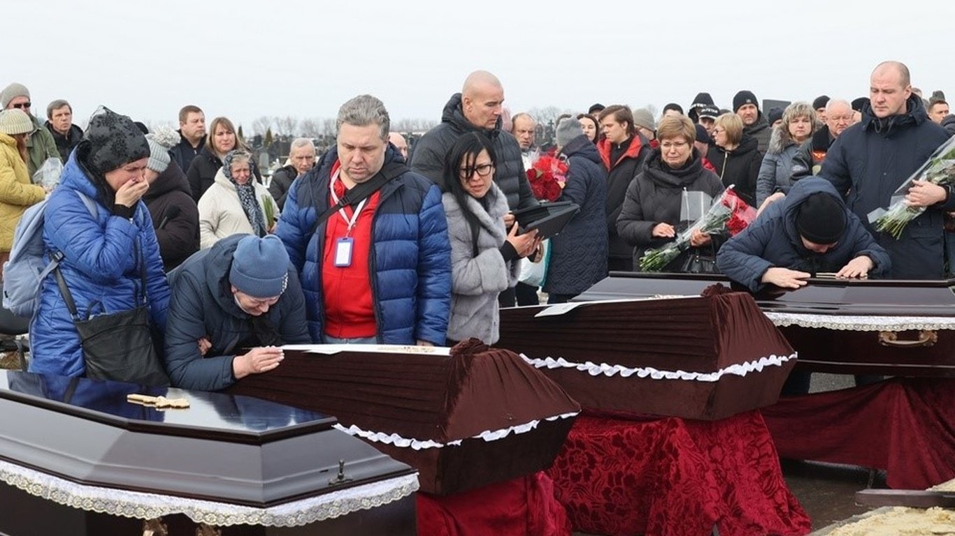 У Харкові поховали родину Путятіних, яка загинула внаслідок ворожої атаки