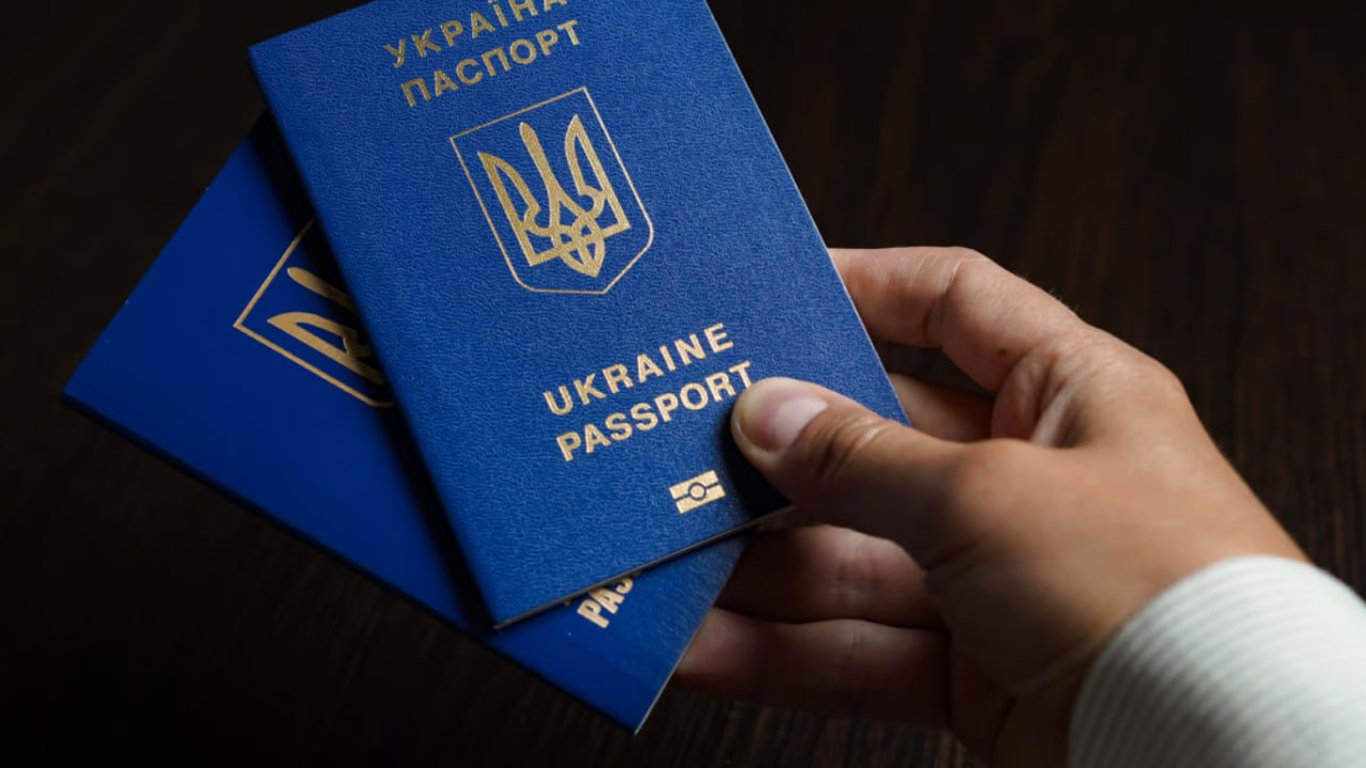 Украинцам приостановили выдачу паспортов за границей — в чем причина