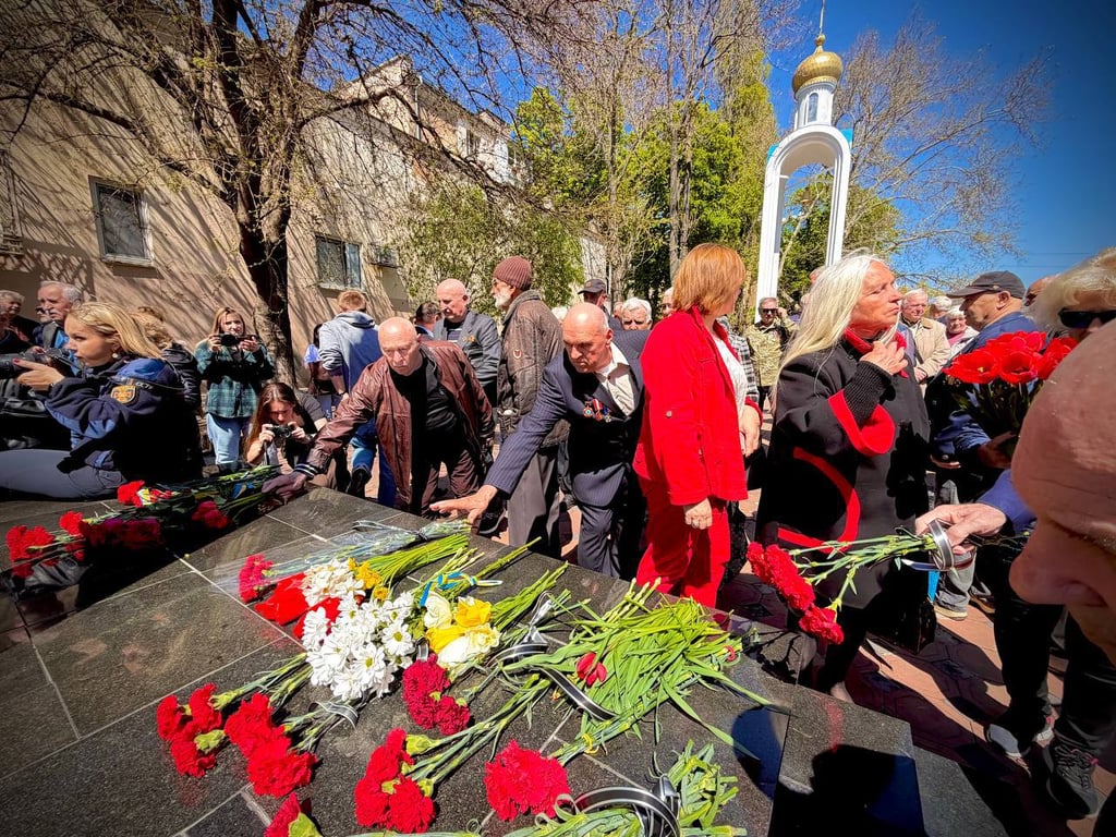 В Одесі поклали квіти до пам'ятника одеситам-чорнобильцям