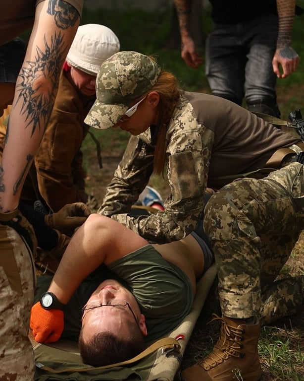 Тина Кароль во время оказания первой медицинской помощи на курсах