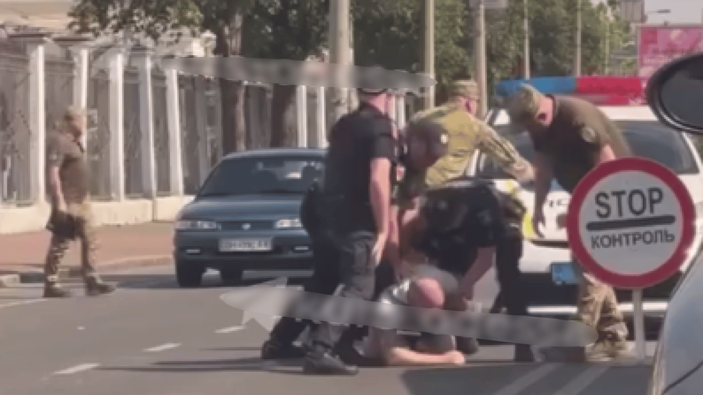 Затримали цивільного: в Одесі сталась чергова сутичка з правоохоронцями