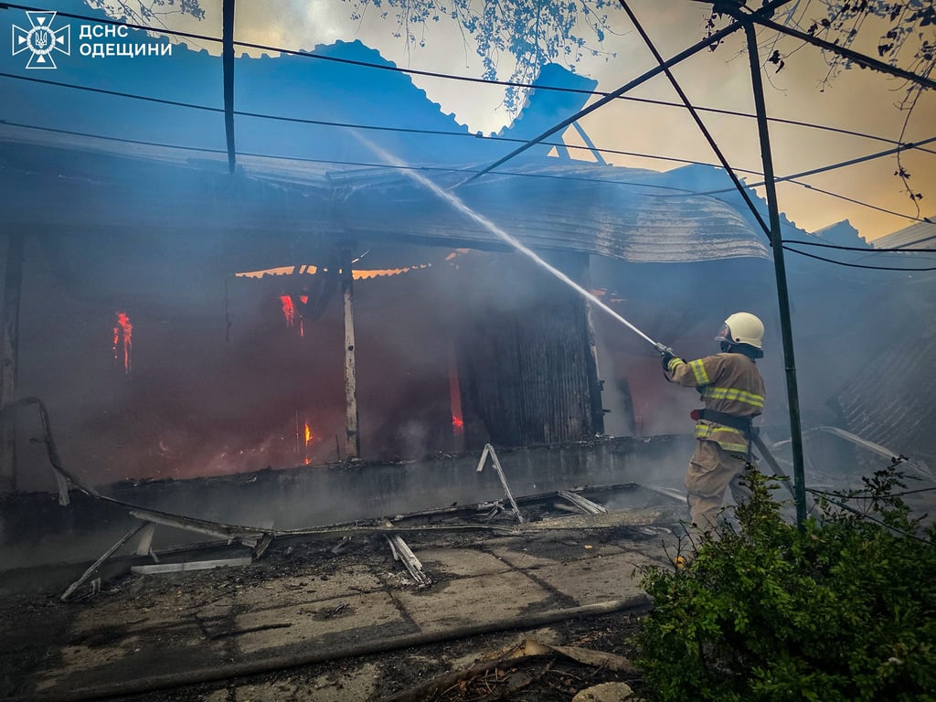 Горить приміщення через атаку росіян