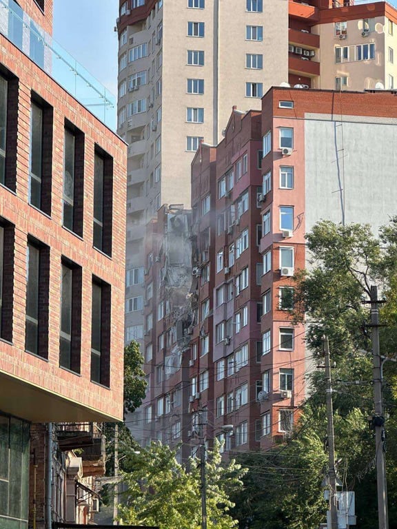 Через влучання російської ракети по будинку в Дніпрі обвалилося 4 поверхи