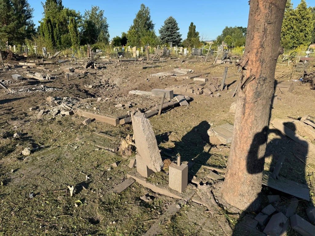 У Черкасах російський обстріл пошкодив могили на цвинтарі