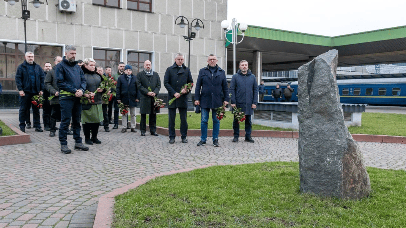 В Укрзалізниці вшанували пам'ять загиблих працівників за два роки повномасштабної війни