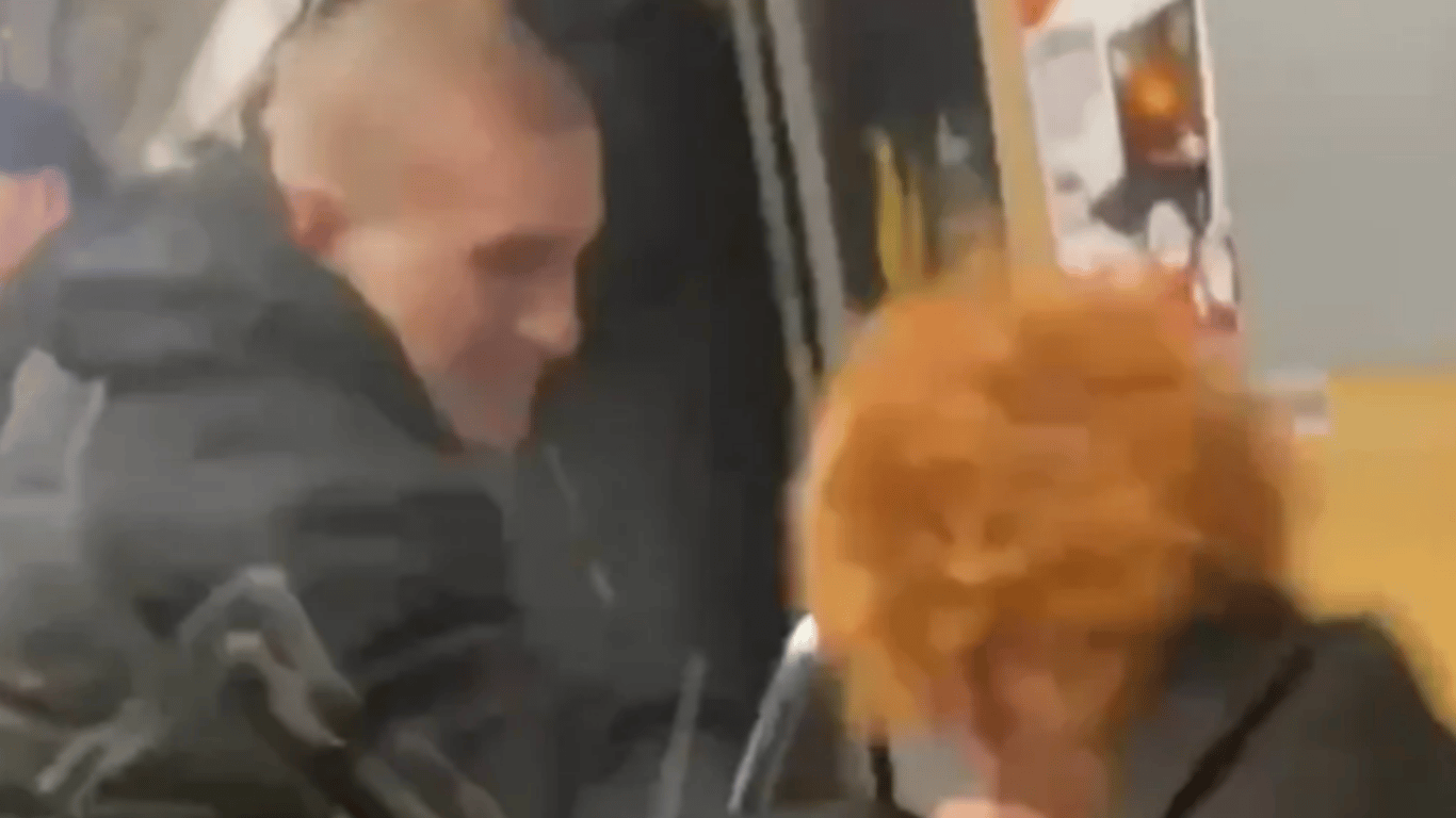 В Киеве парень избил пассажира метро из-за цвета волос