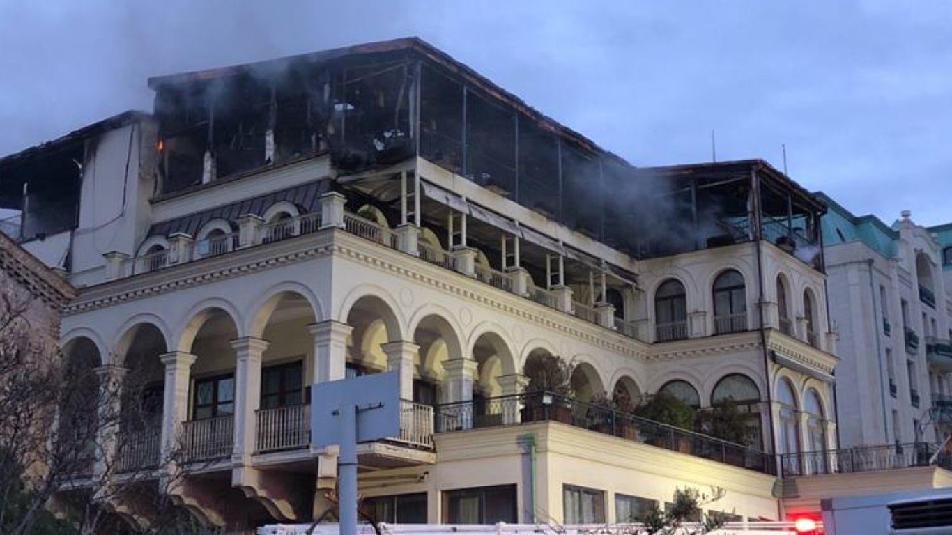 В Грузии вспыхнул масштабный пожар в отеле: люди выпрыгивали из пламени