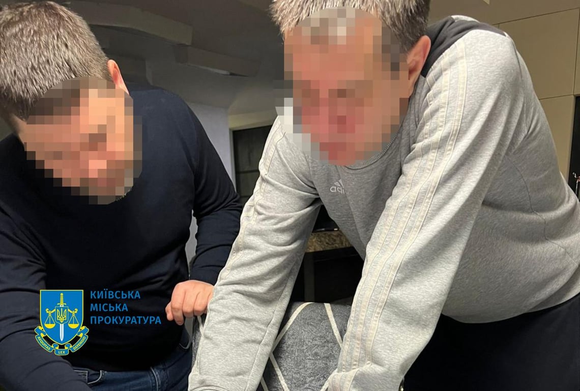 Представники правоохоронних органів під час вручення підозр у розкраданні коштів у Києві