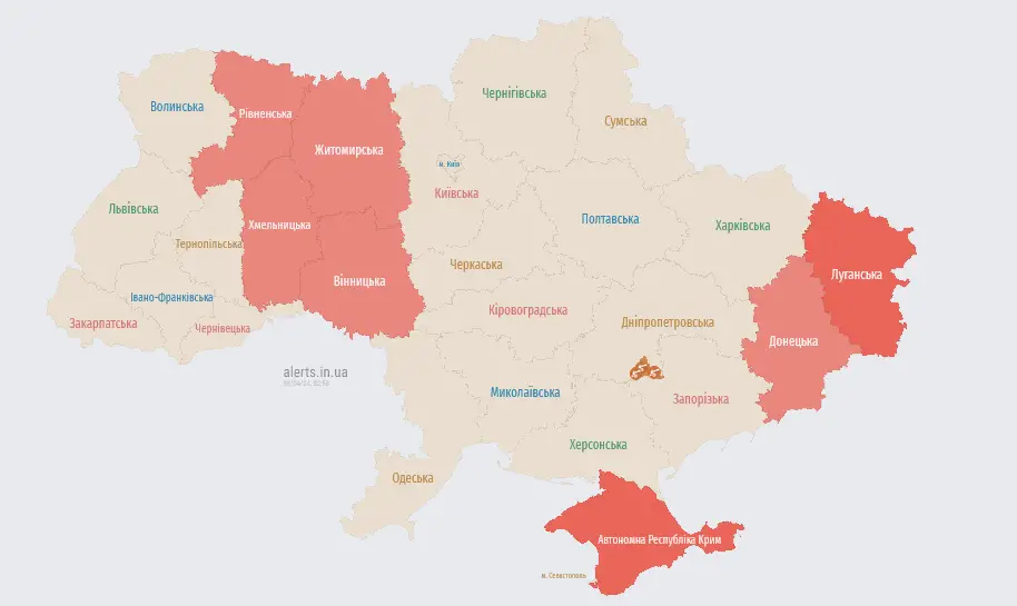 Атака БпЛА триває — які області України червоні на карті тривог - фото 1