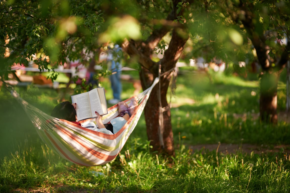 Жінка читає в Kitchen&Garden. Фото: ВДНГ