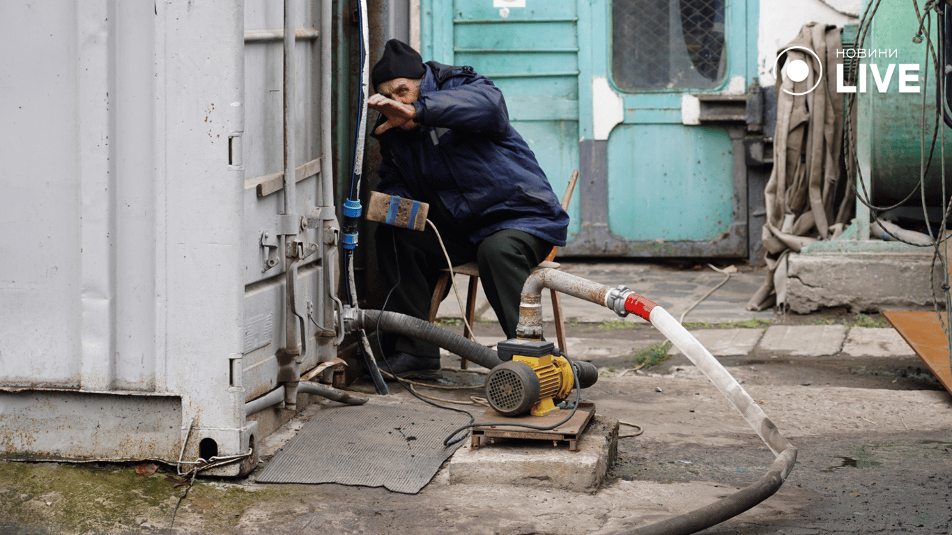 Чоловік качає воду на насосній станції. Фото: Новини.LIVE/ Юлія Браславська