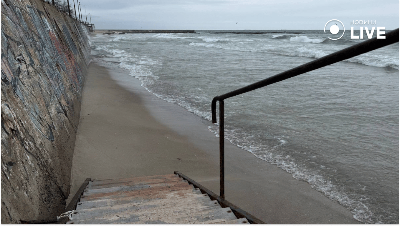 Пляж пішов під воду в Одесі