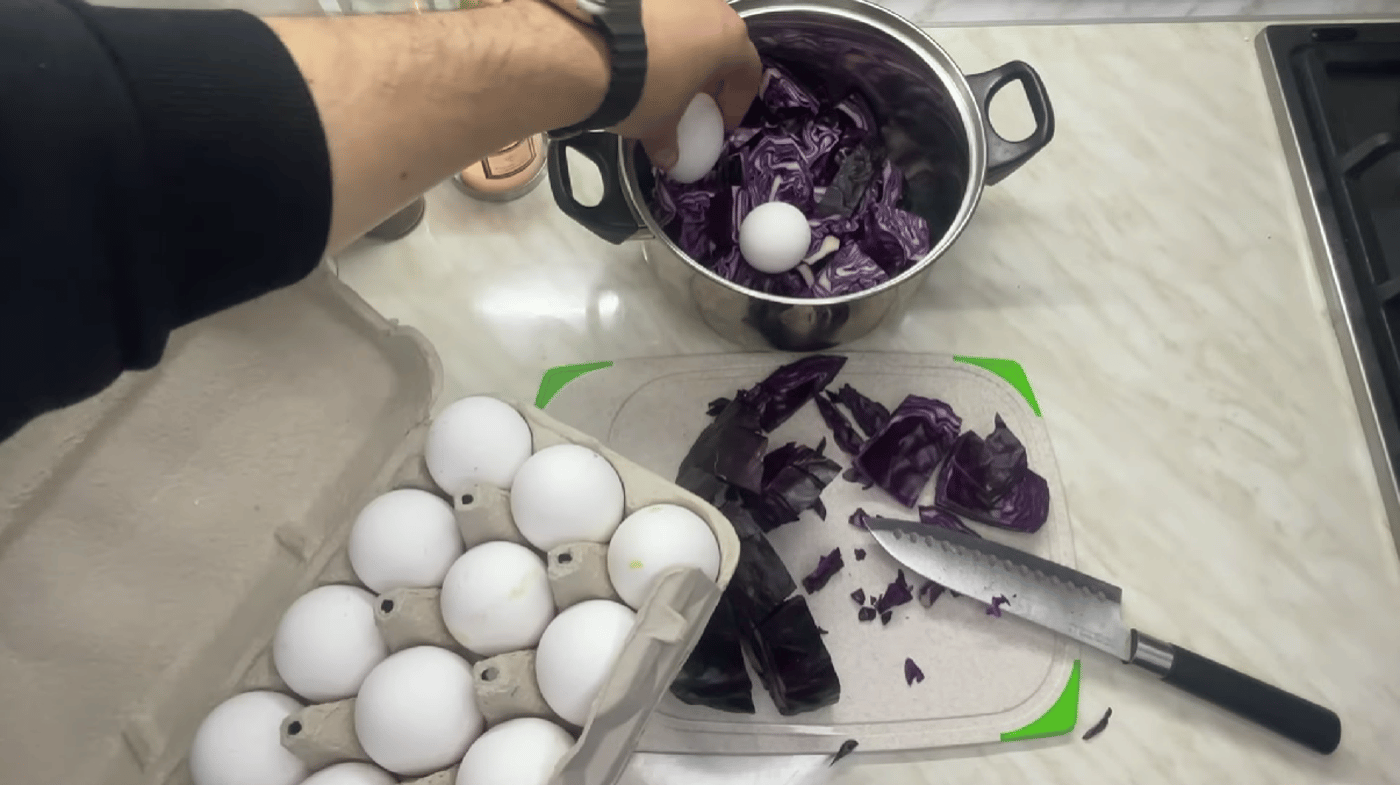Як пофарбувати яйця капустою - метод