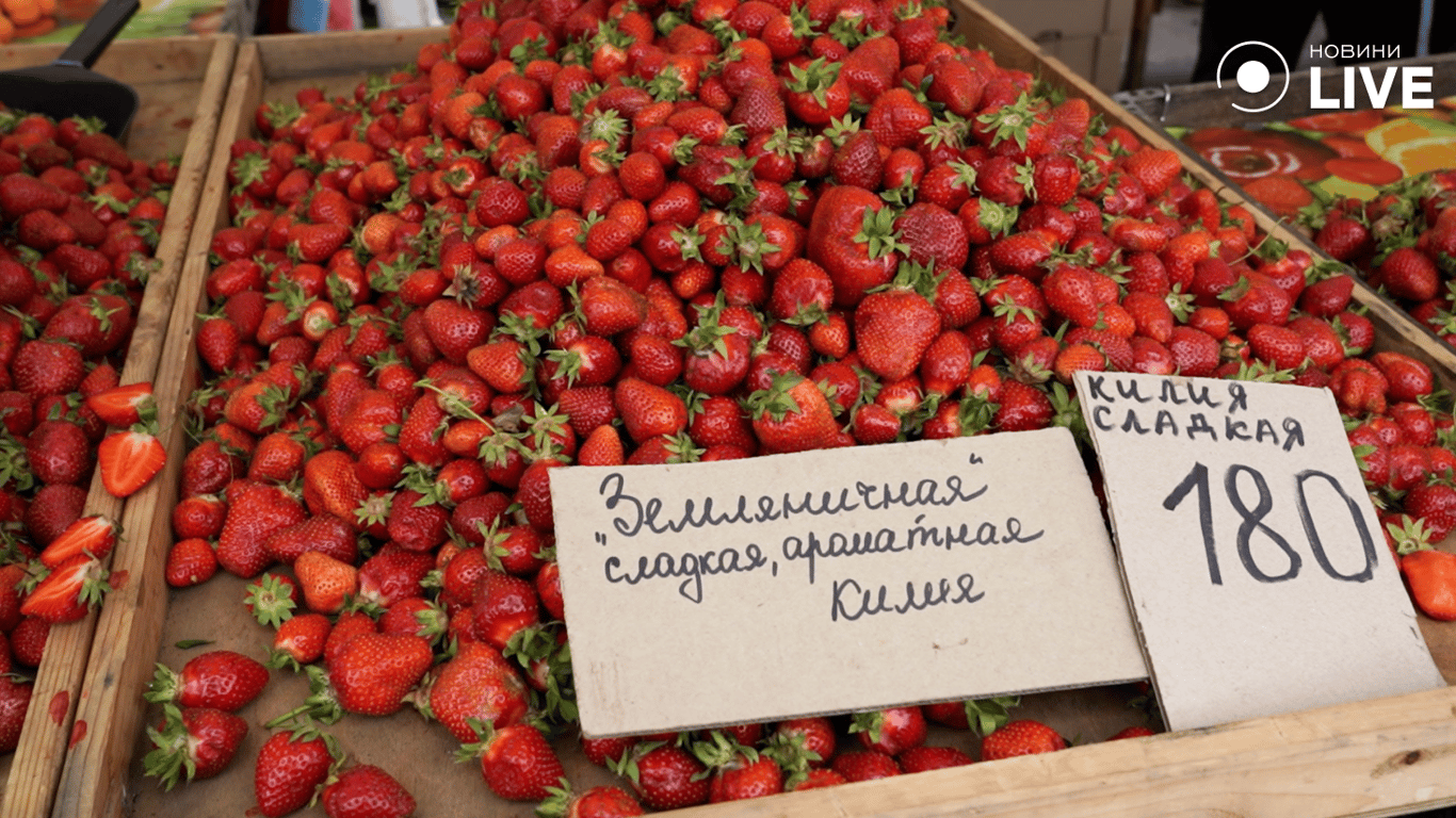 вартість полуниці на базарі.