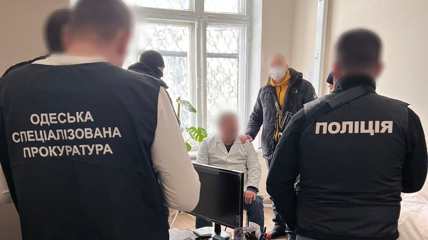 Продавав фіктивні довідки про здоровʼя військовим — на Одещині затримали лікаря