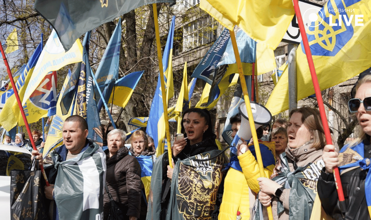 Захисники Маріуполя досі в полоні - під стіни МВС вийшли кияни