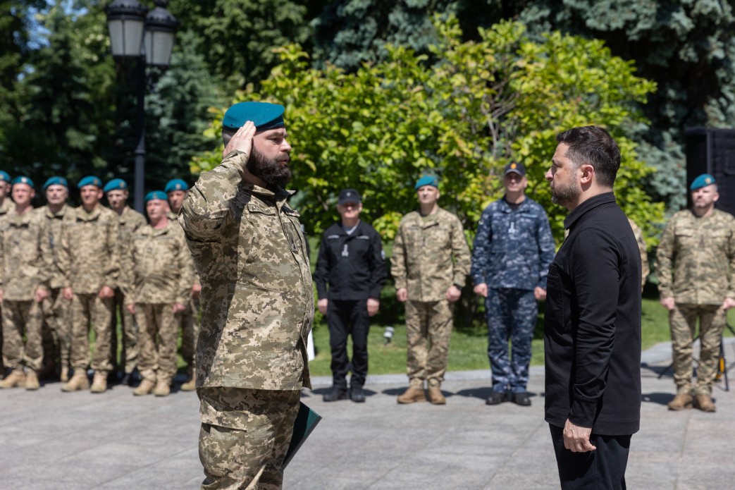 Президент України Володимир Зеленський нагороджує морського піхотинця з нагоди Дня морської піхоти України 23 травня 2026 року