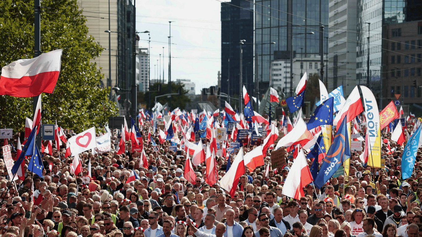 В Польше оппозиция вышла на митинг за две недели до сложных выборов