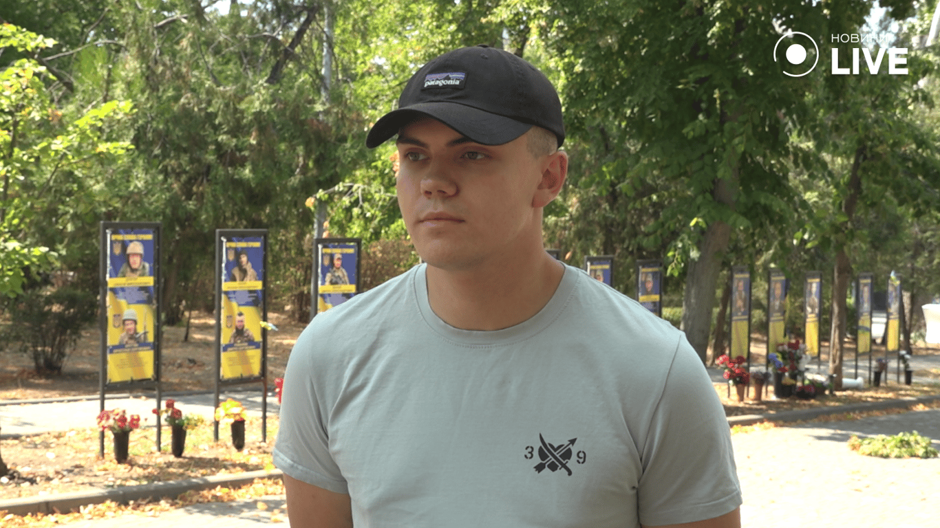 військовим, рекрутером 39 бригади берегової оборони 30 корпусу морської піхоти,  Військово-Морських Сил Збройних Сил України  Павлом за позивним "Рембо"