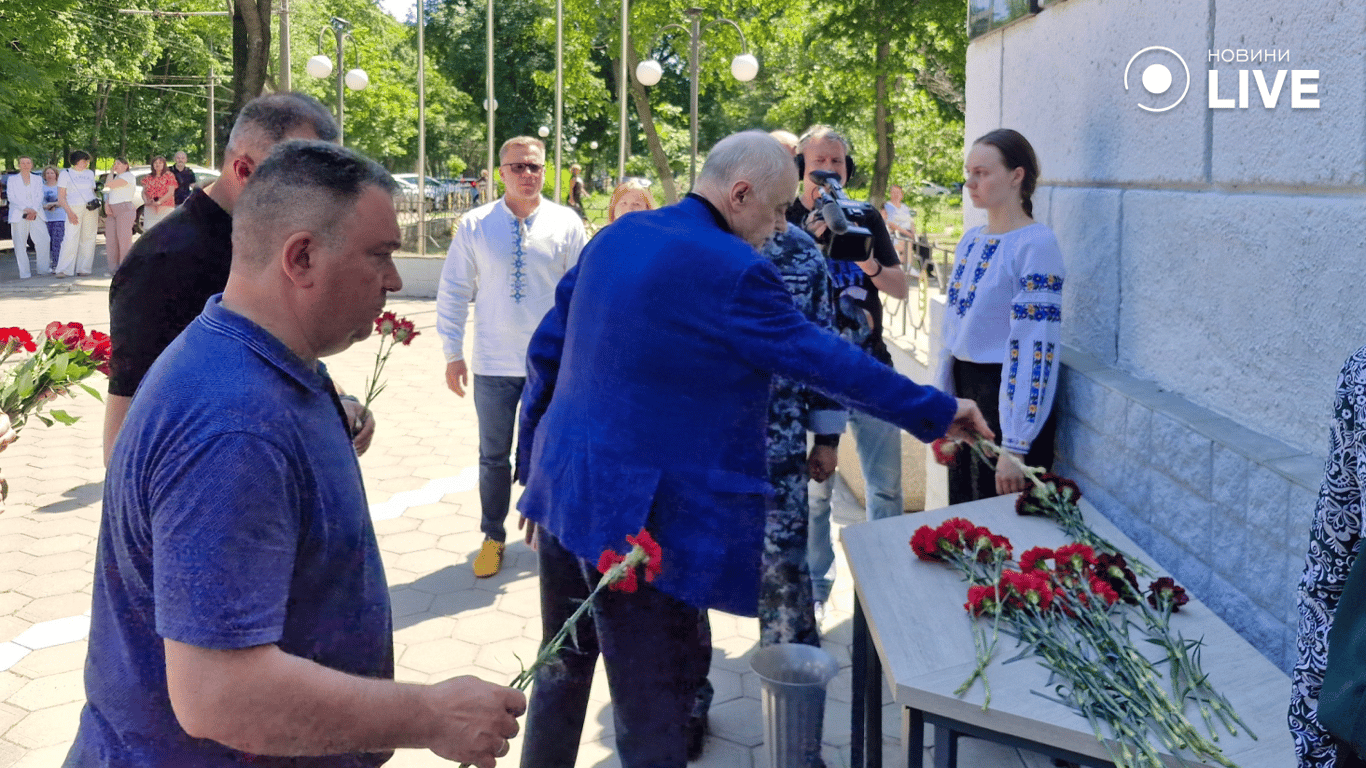 Покладання квітів