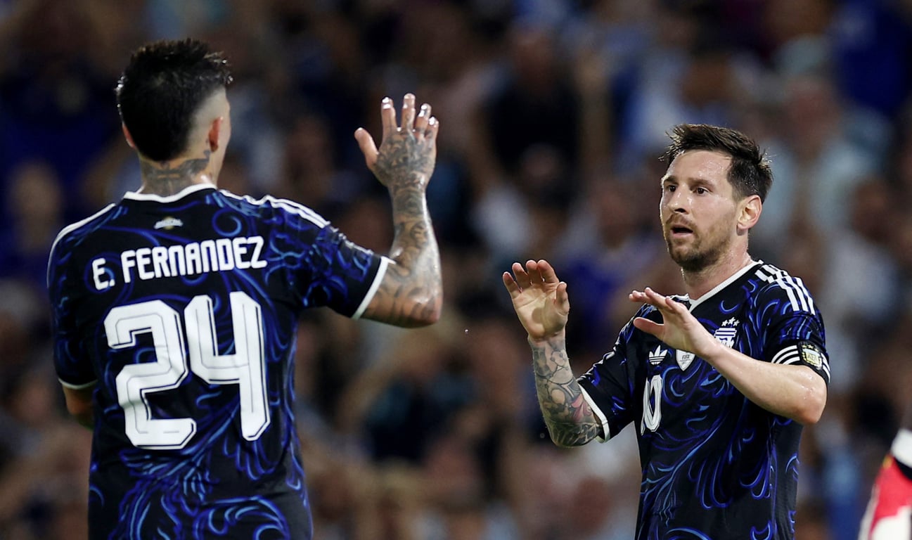 Энцо Фернандес и Лионель Месси в матче за сборную Аргентины 31 марта 2026 года