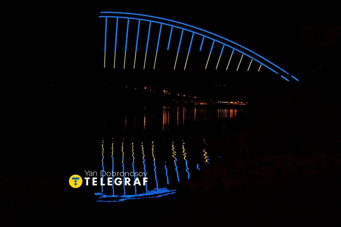 Подільський міст підсвітили під час обстрілів Києва