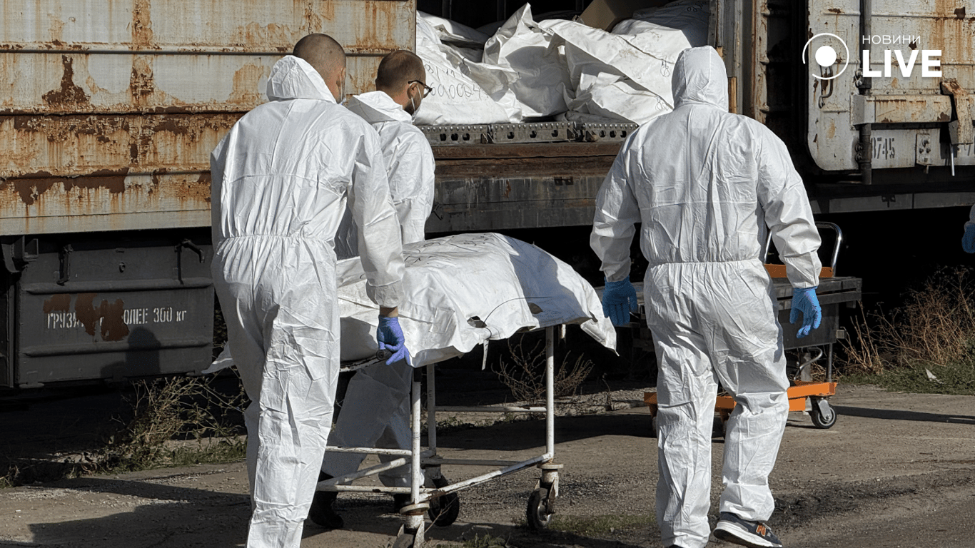 Спеціалісти везуть тіло