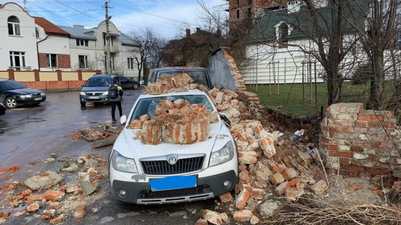 Во Львове фасад здания упал на автомобиль