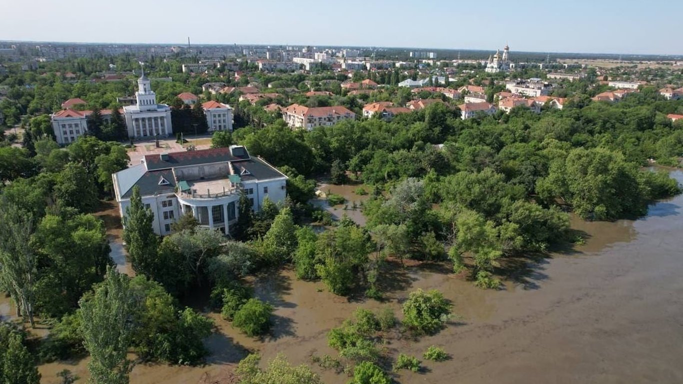 Новая Каховка уходит под воду: масштабы затопления