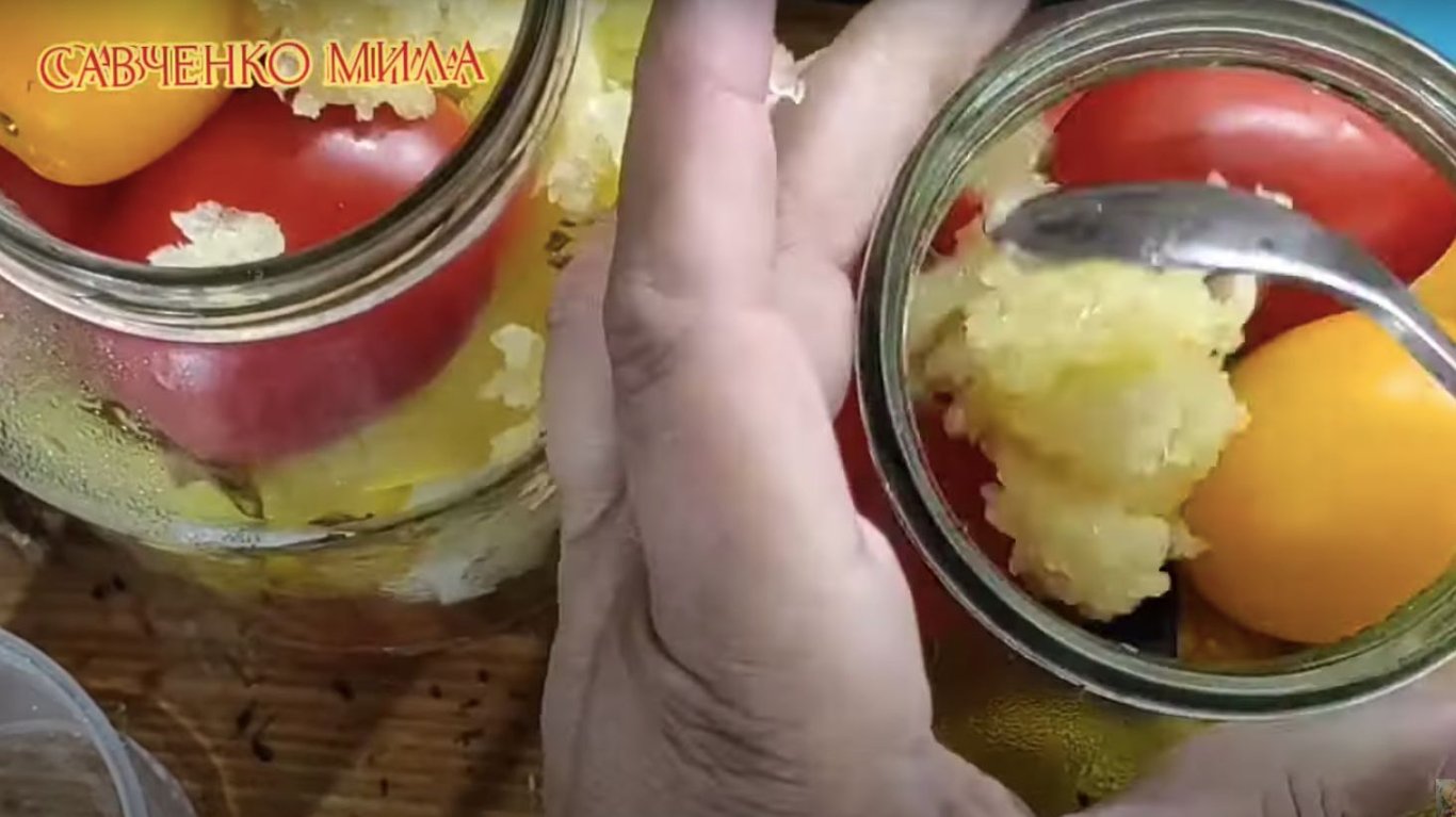 простий рецепт патисонів з помідорами на зиму