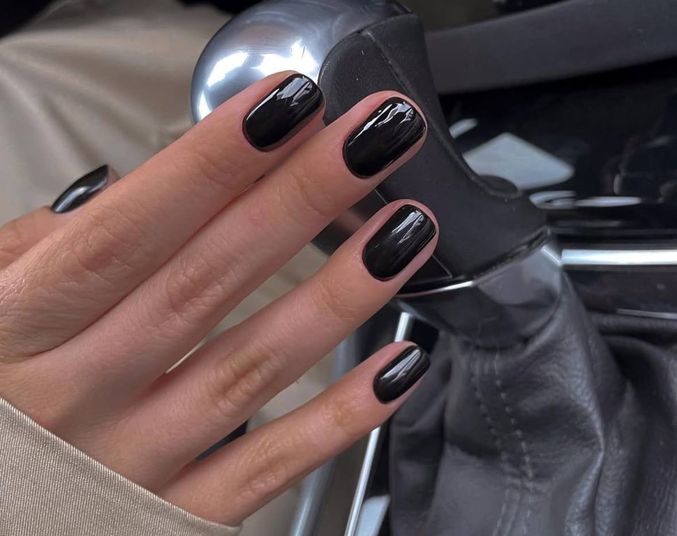 Чорний манікюр завжди доречний