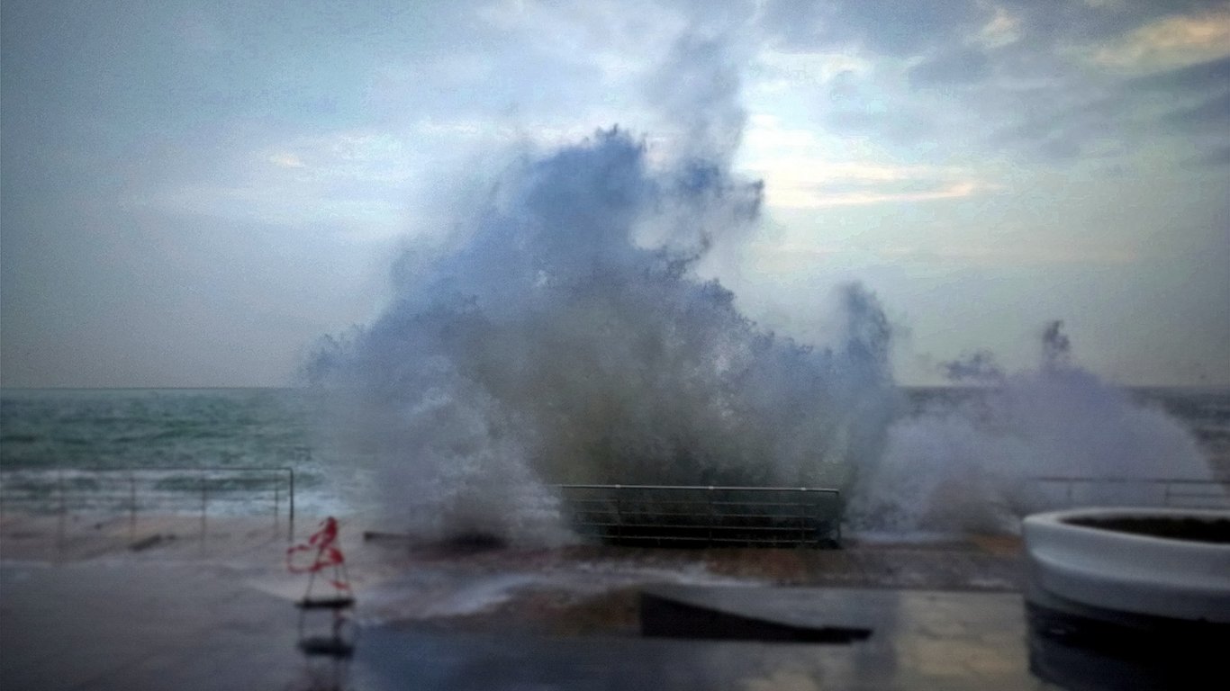 Сильний вітер та дощ — в Одесі оголосили штормове попередження