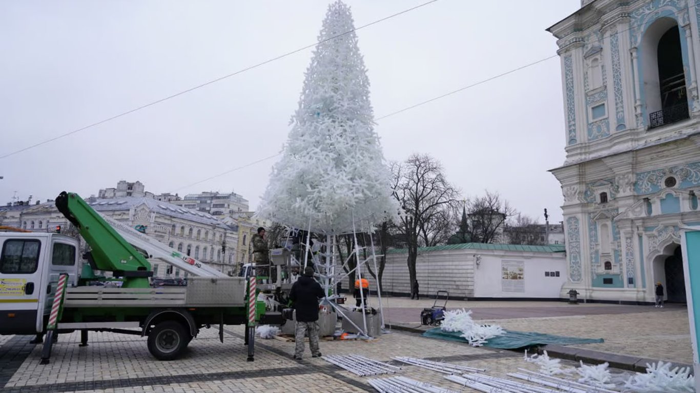 What do Christmas trees in New York and Kyiv look like