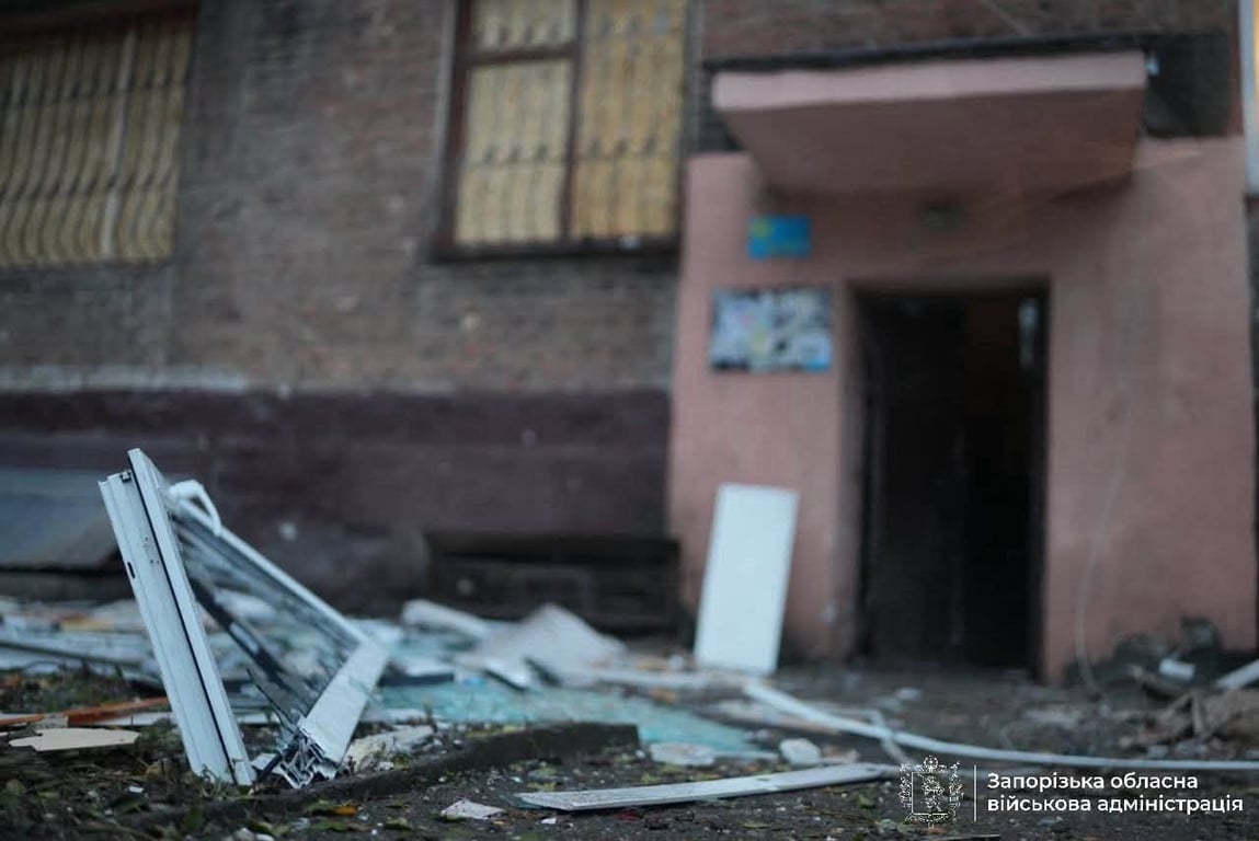 Пошкодження житлового будинку внаслідок нічного обстрілу Запоріжжя