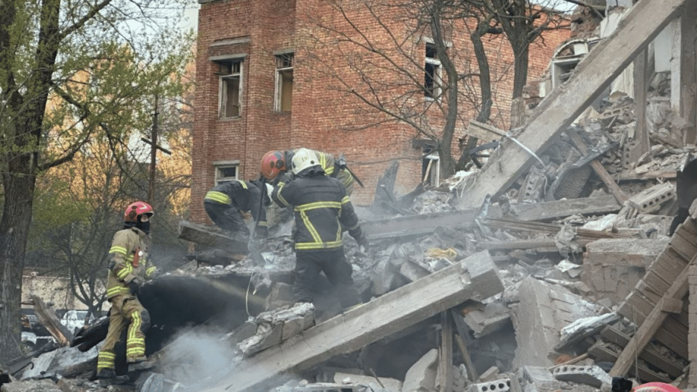 Днепр под атакой России более 10 часов: зафиксирован удар по АЗС