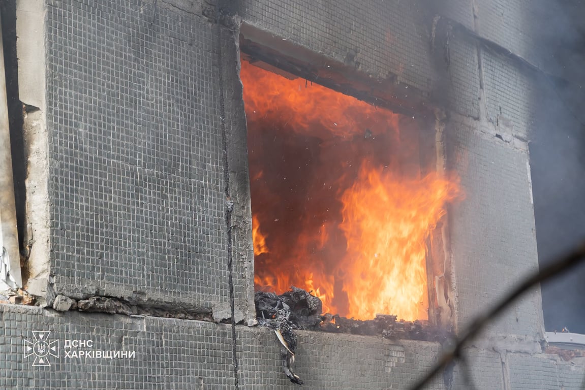 Полум'я у вікні пошкодженої будівл