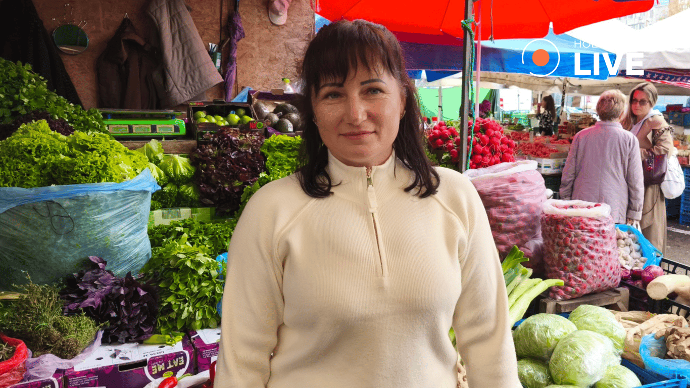 Продавчиня Олена про попит на зелень. Фото: Новини.LIVE