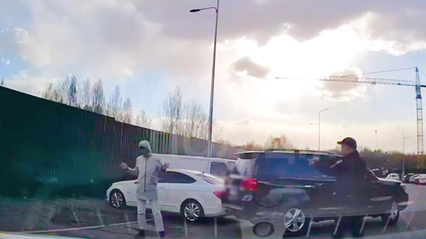 Різанина в київському ТРЦ: патрульні затримали втікача з ножем