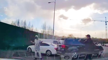 Резня в киевском ТРЦ: патрульные задержали беглеца с ножом - 290x166