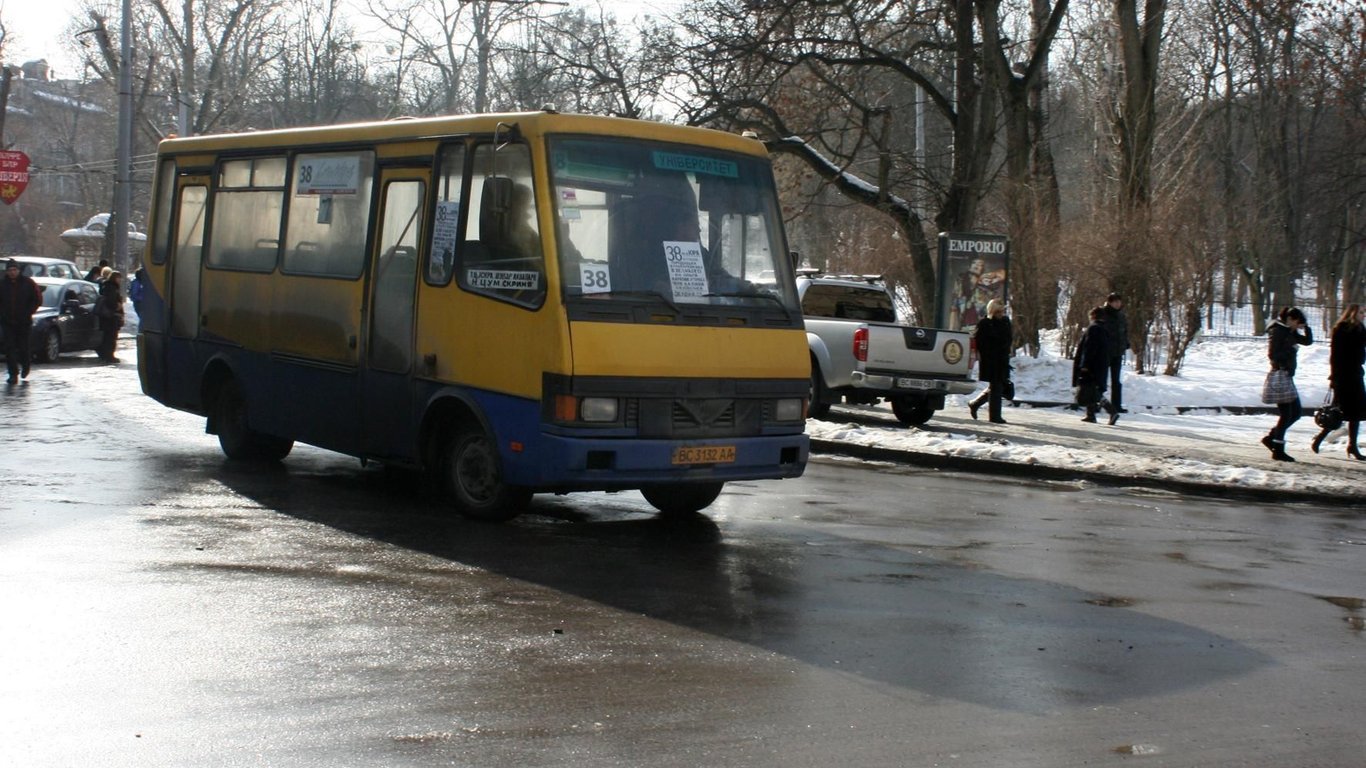 Во Львове заключили водителя маршрутки за наезд на девушку в центре города
