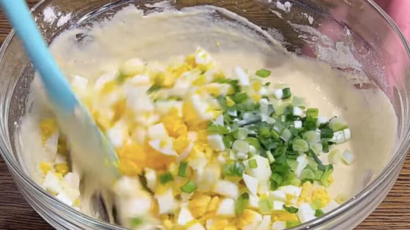 ліниві пиріжки на кефірі з яйцем і зеленою цибулею