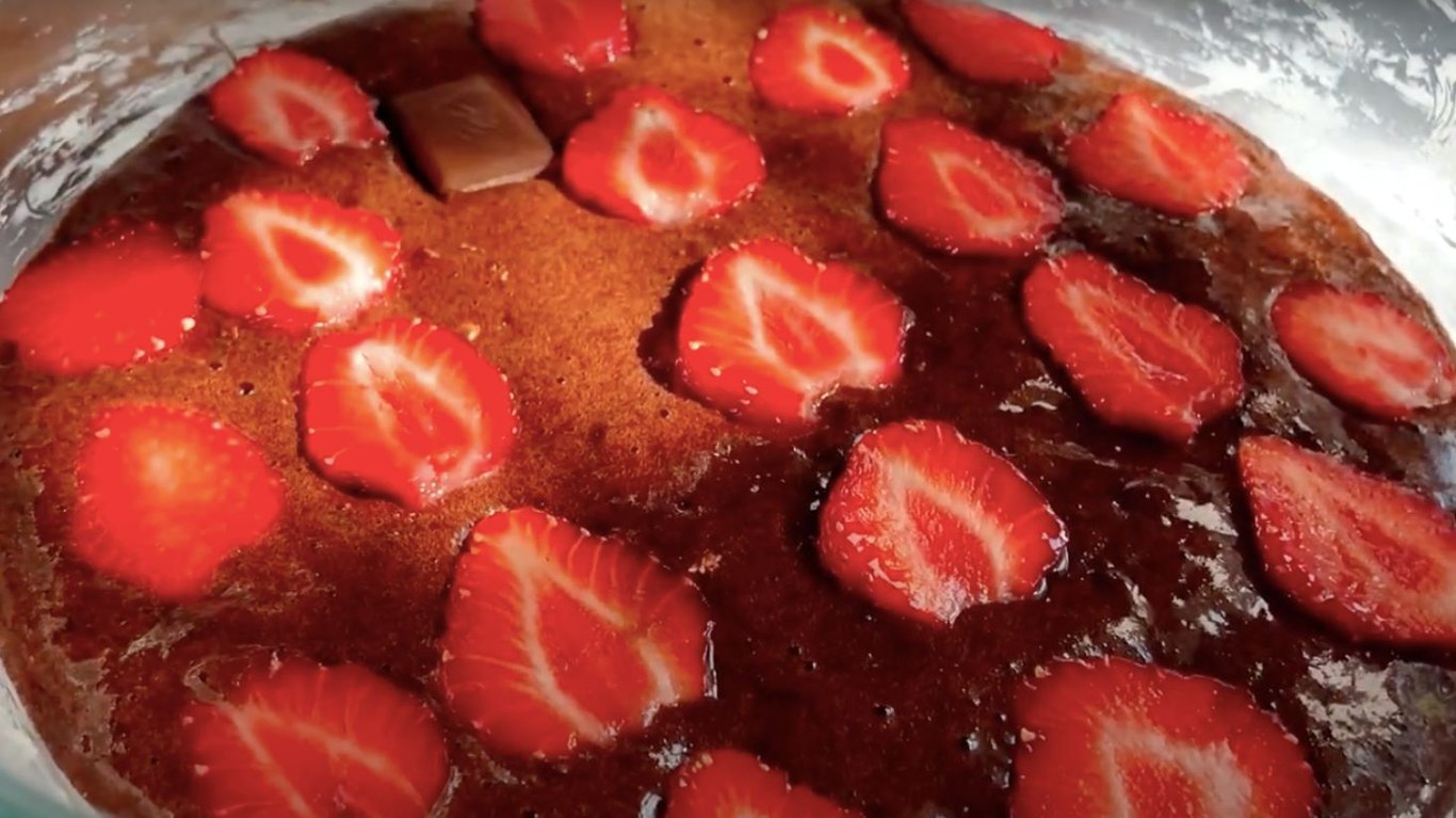 шоколадний брауні з полуницею та бананом